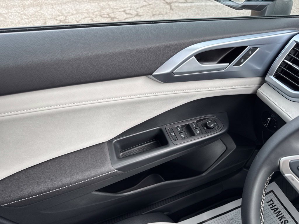 Certified 2025 Volkswagen Taos SE w/ Panoramic Sunroof Package FWD image 19