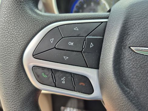 Used 2018 Chrysler Pacifica L FWD image 28