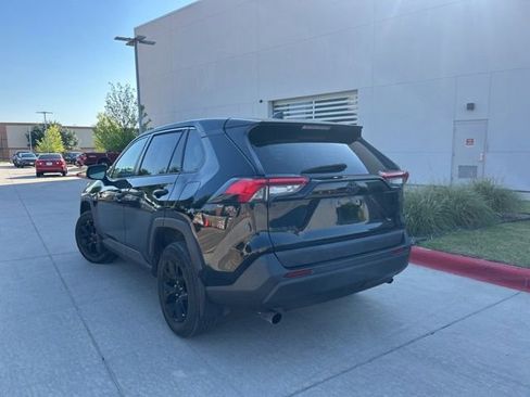 Used 2022 Toyota RAV4 LE FWD image 4