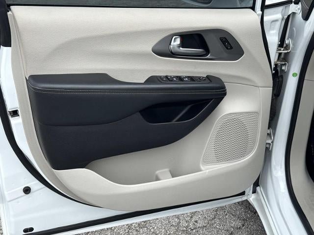 Used 2021 Chrysler Pacifica Touring-L FWD image 10