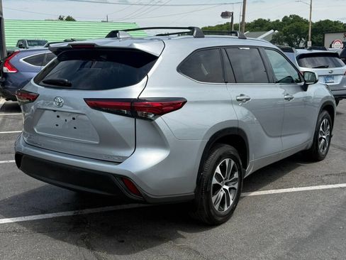 Used 2021 Toyota Highlander XLE AWD/4WD image 18
