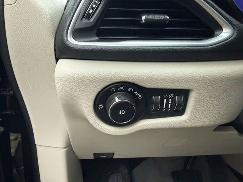 Used 2017 Chrysler Pacifica Limited image 19