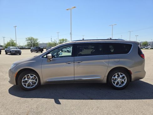 Used 2017 Chrysler Pacifica Touring-L Plus w/ Tire & Wheel Group FWD image 14