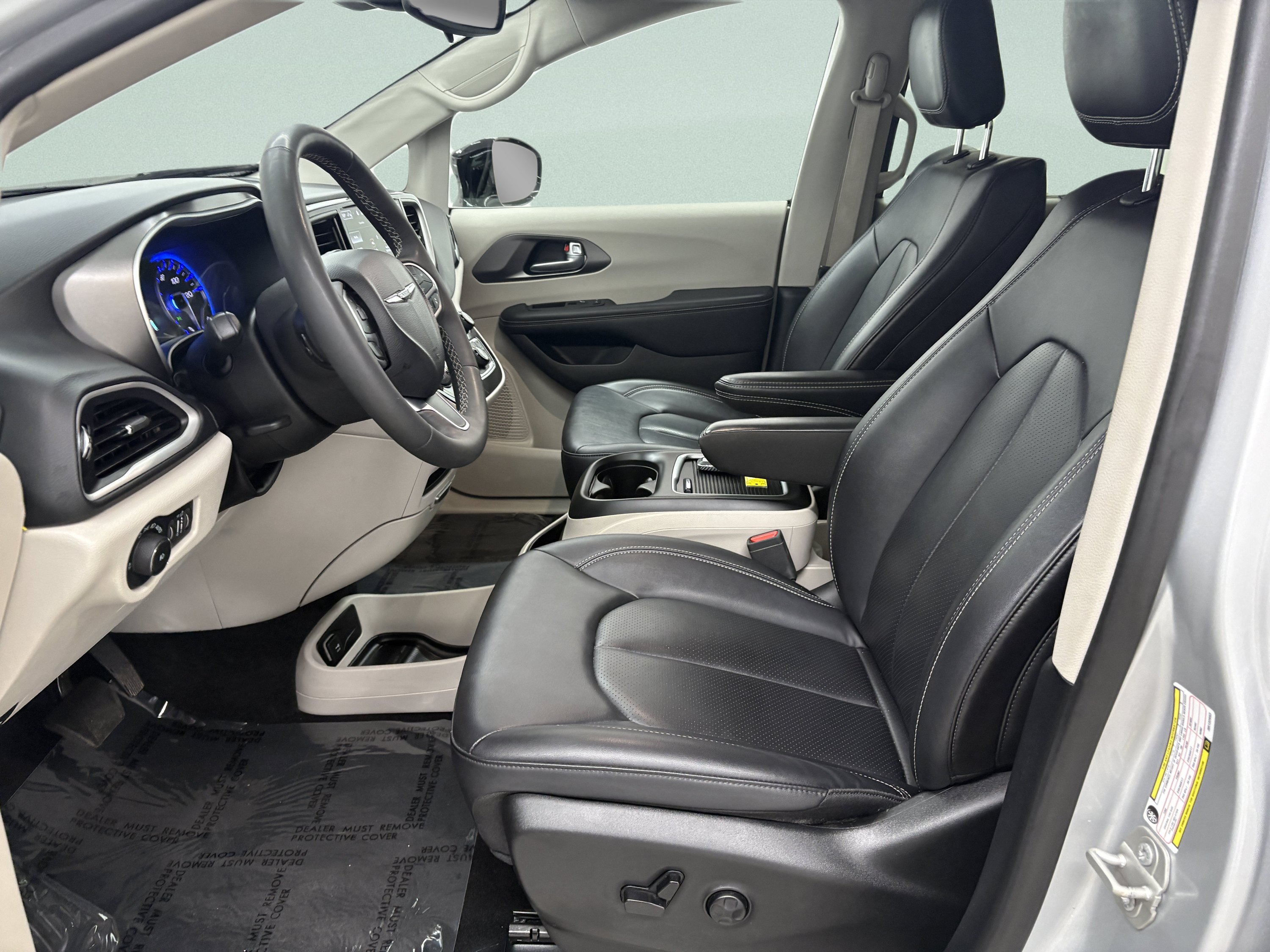 Used 2024 Chrysler Pacifica Touring-L FWD image 12