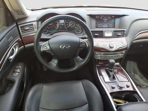 Used 2018 INFINITI Q70 Luxe w/ Proactive Package RWD image 9