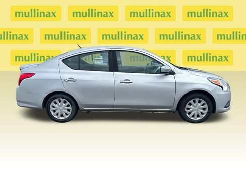 Used 2016 Nissan Versa SV FWD image 2