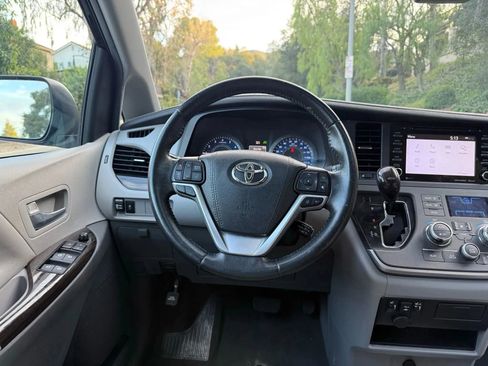 Used 2020 Toyota Sienna XLE image 24