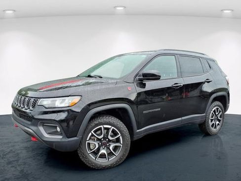 Used 2025 Jeep Compass Trailhawk w/ Trailer Tow Group AWD/4WD image 2