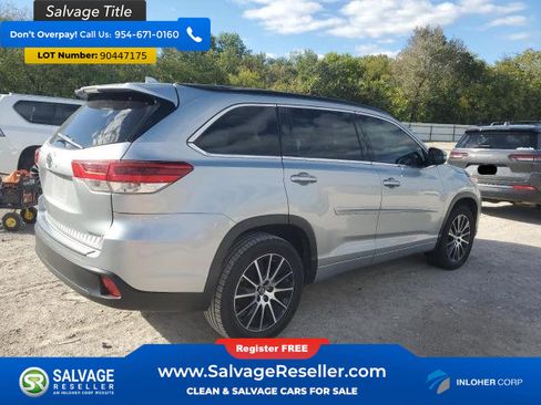 Used 2017 Toyota Highlander SE w/ Carpet Mat Package image 4