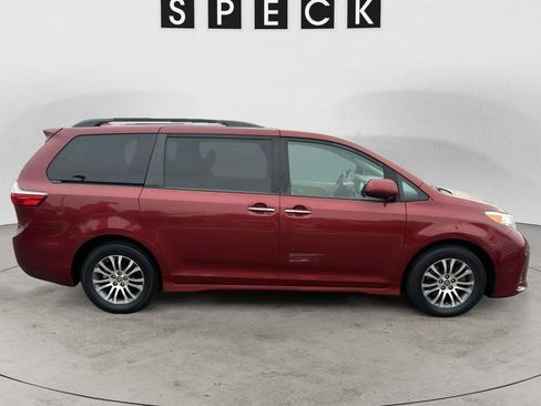 Used 2019 Toyota Sienna XLE w/ XLE Navigation Package FWD image 6
