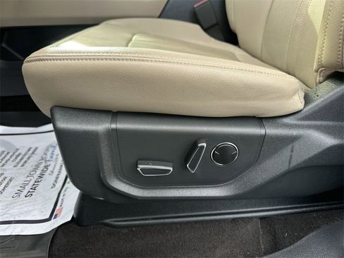 Used 2023 Ford Expedition Limited image 12