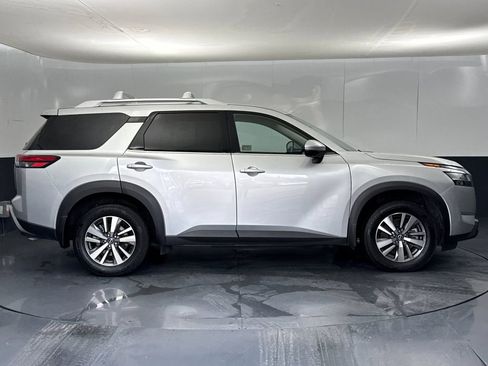Used 2024 Nissan Pathfinder SL image 2