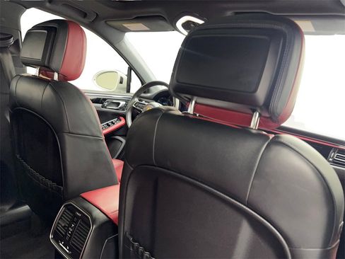 Used 2023 Porsche Macan Turbo image 40