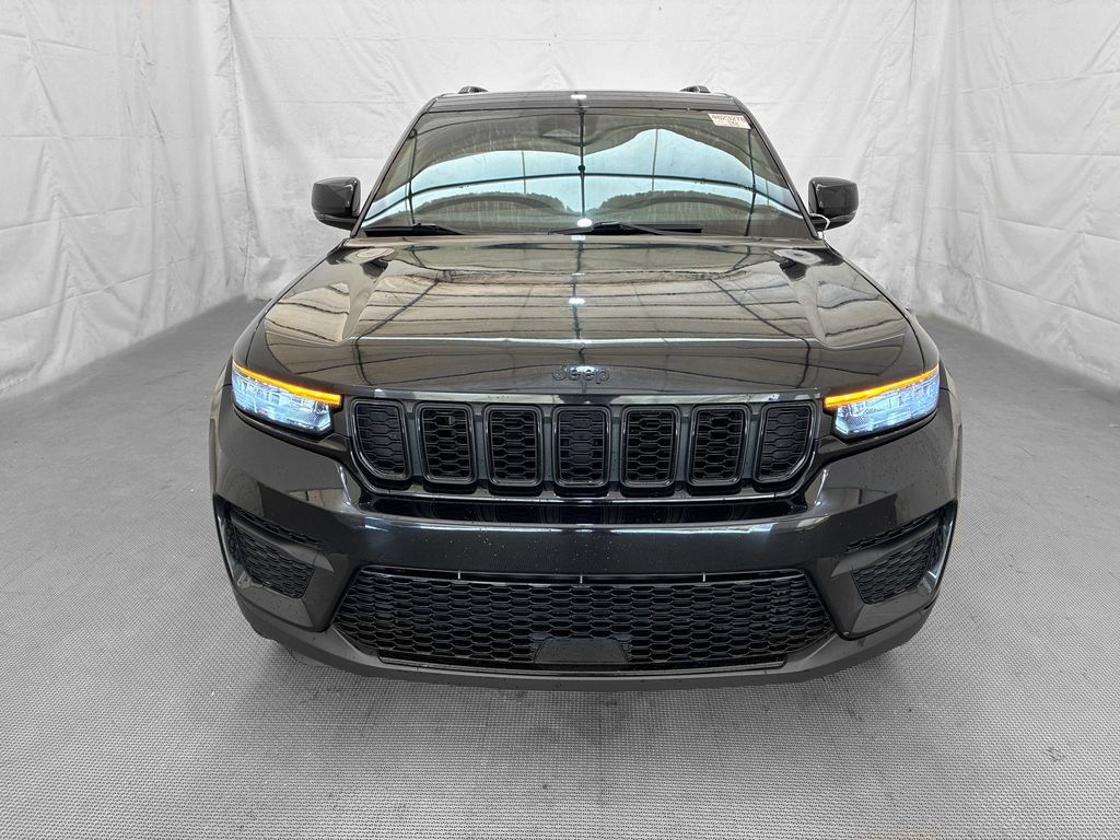 Used 2023 Jeep Grand Cherokee Altitude AWD/4WD image 2