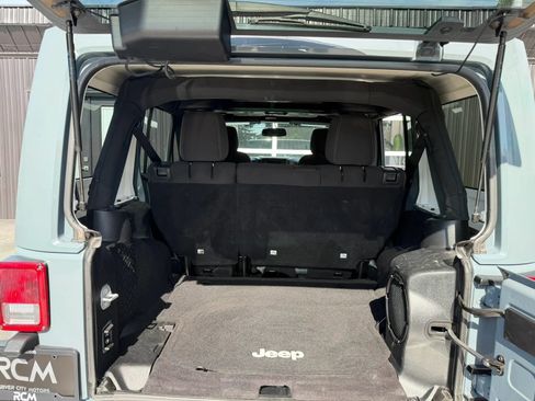 Used 2014 Jeep Wrangler Unlimited Sahara w/ Connectivity Group AWD/4WD image 17