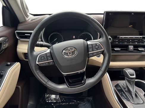 Used 2021 Toyota Highlander Platinum FWD image 12