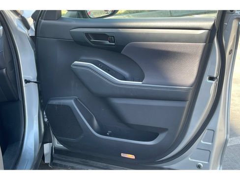 Used 2021 Toyota Highlander LE FWD image 22
