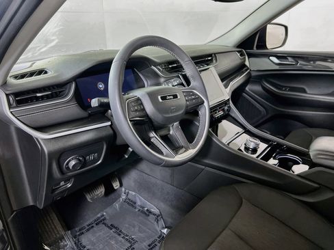 Used 2023 Jeep Grand Cherokee Laredo w/ Luxury Tech Group I AWD/4WD image 9