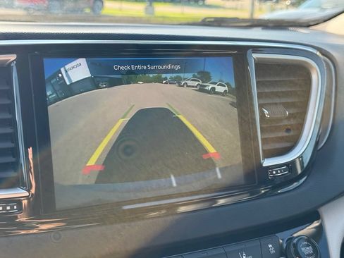 Used 2024 Chrysler Pacifica Touring-L FWD image 4