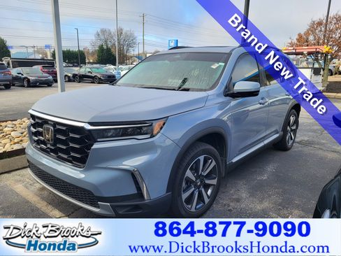 Used 2025 Honda Pilot Touring image 1