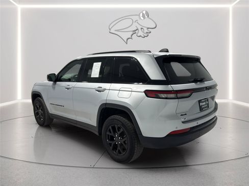 Used 2025 Jeep Grand Cherokee Altitude AWD/4WD image 3