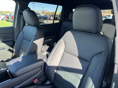 New 2026 Chevrolet Traverse LT image 11