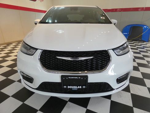 Used 2023 Chrysler Pacifica Touring FWD image 2