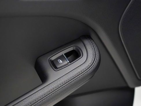 Certified 2025 Porsche Macan image 16