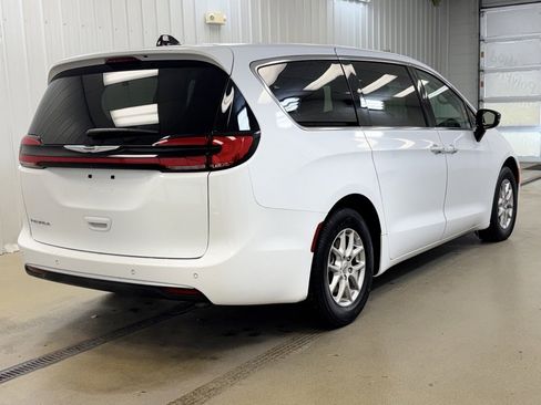 Used 2024 Chrysler Pacifica Touring-L image 5