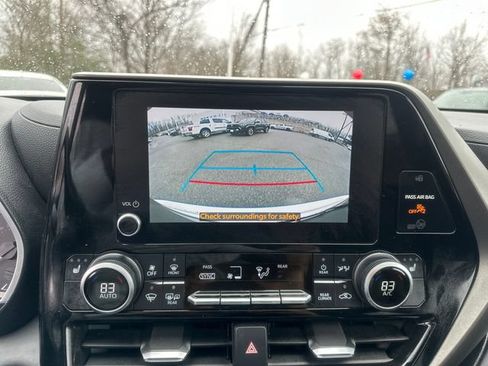 Used 2023 Toyota Highlander XLE AWD/4WD image 40