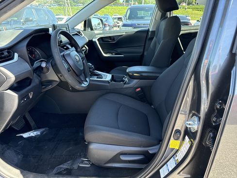 Used 2020 Toyota RAV4 LE AWD/4WD image 16