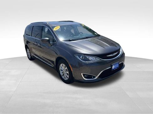 Used 2018 Chrysler Pacifica Touring-L Plus FWD image 8