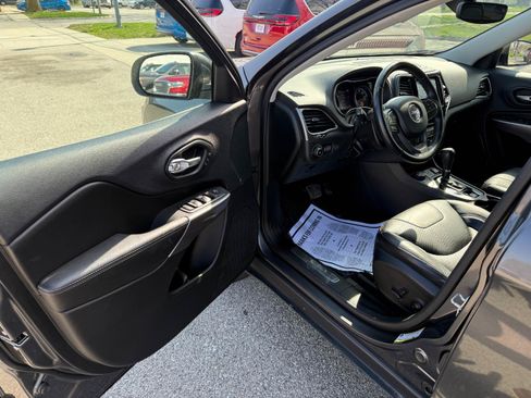 Used 2019 Jeep Cherokee Limited AWD/4WD image 9