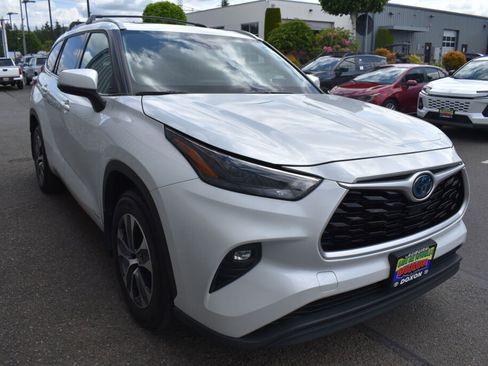 Used 2022 Toyota Highlander XLE AWD/4WD image 3