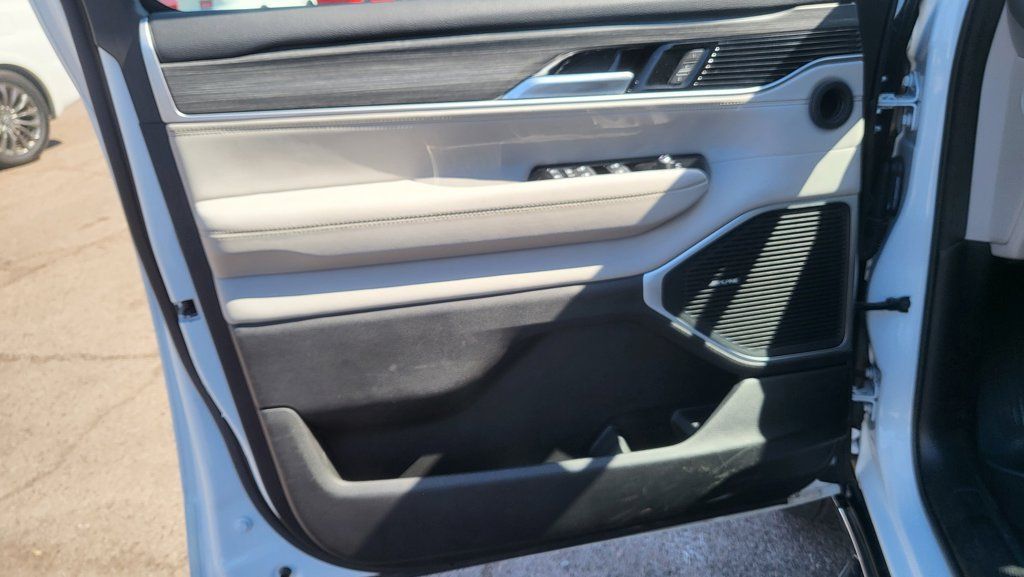Used 2024 Jeep Wagoneer L Series II w/ Flexible Seating Group RWD image 31
