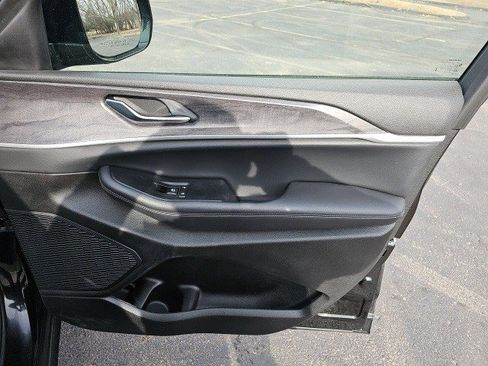 Used 2023 Jeep Grand Cherokee Limited w/ Luxury Tech Group II image 15