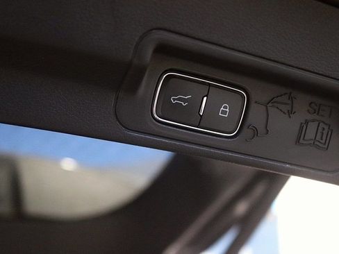 Used 2025 Ford Explorer ST-Line w/ ST-Line Street Pack image 18