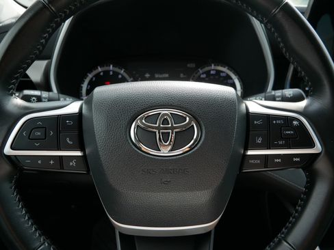 Used 2023 Toyota Highlander XLE AWD/4WD image 25