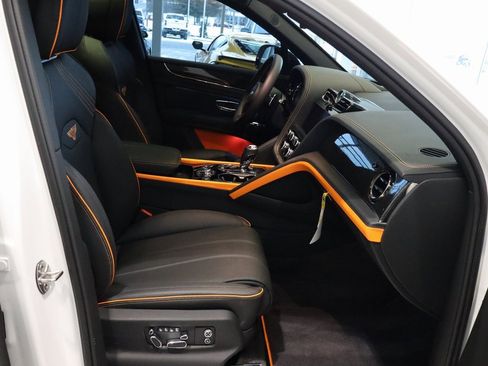 Used 2025 Bentley Bentayga image 21