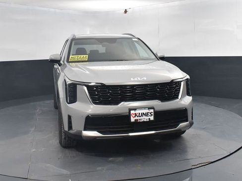 Used 2025 Kia Sorento S image 2