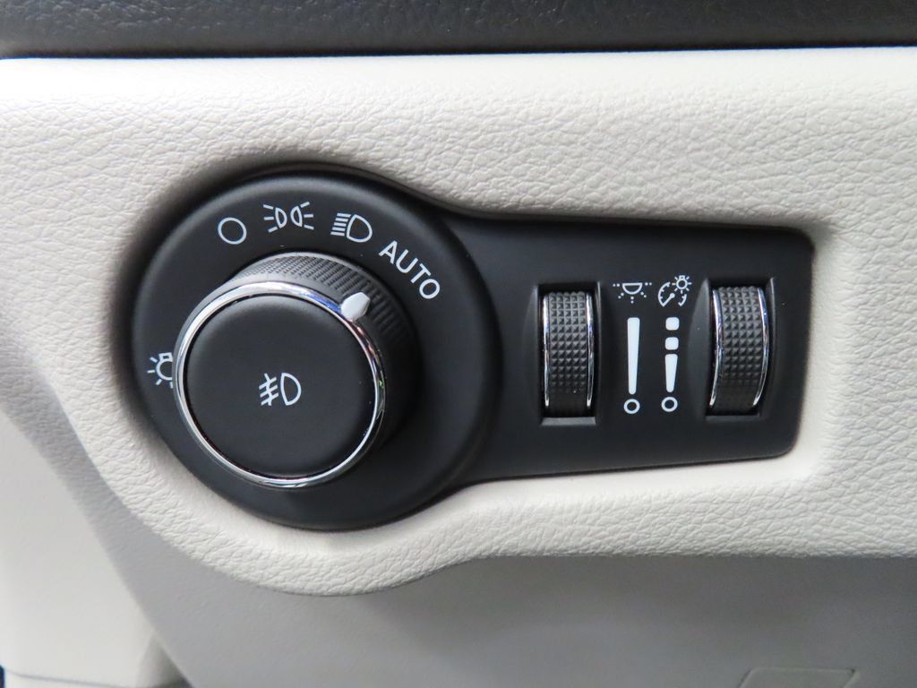 Used 2024 Chrysler Pacifica Limited FWD image 48
