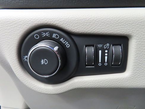 Used 2024 Chrysler Pacifica Limited FWD image 48