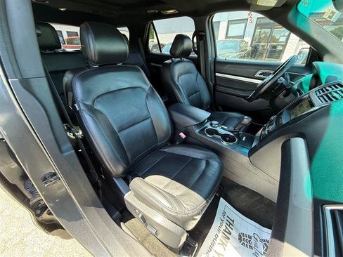 Used 2017 Ford Explorer XLT w/ Equipment Group 202A AWD/4WD image 33