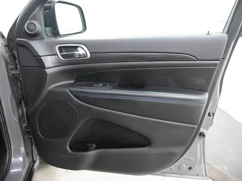 Used 2019 Jeep Grand Cherokee Laredo AWD/4WD image 13