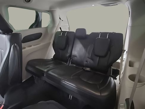 Used 2023 Chrysler Pacifica Touring-L FWD image 17