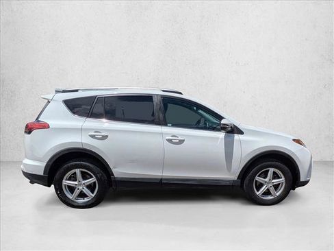 Used 2018 Toyota RAV4 XLE AWD/4WD image 4