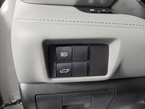 Used 2024 Toyota Highlander XLE AWD/4WD image 30