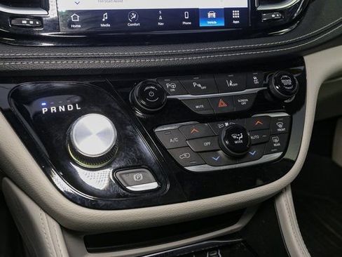 Used 2023 Chrysler Pacifica Limited image 32