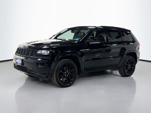 Used 2020 Jeep Grand Cherokee Altitude image 3