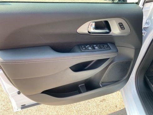 New 2025 Chrysler Pacifica Select w/ Fav Edition Package FWD image 22